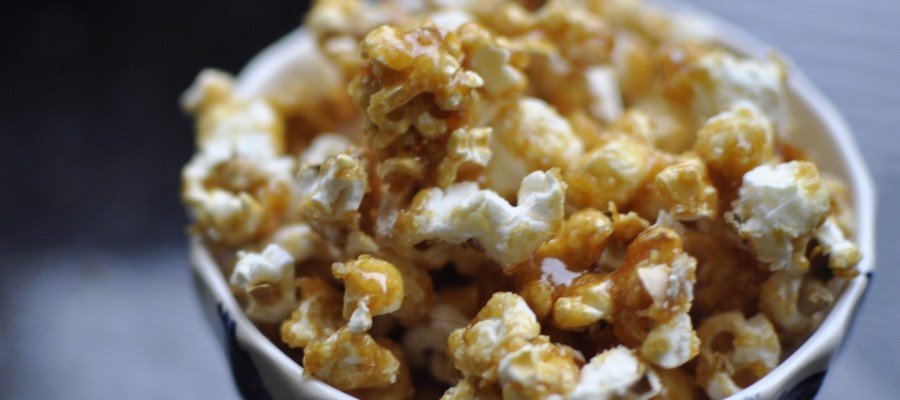 Popcorn met caramel (zonder olie of boter)